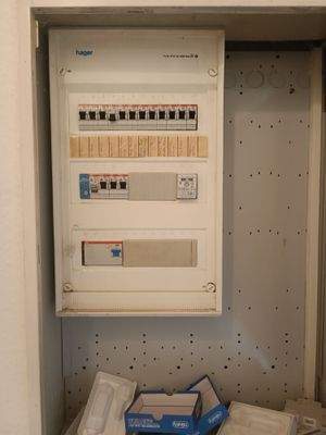 *links* Sicherungskasten 