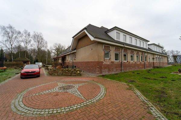 MFH- gepflasterte Hofzufahrt