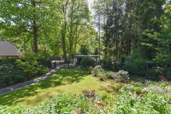 Gartenparadies umgeben von Bäumen, Sträuchern und Blumen