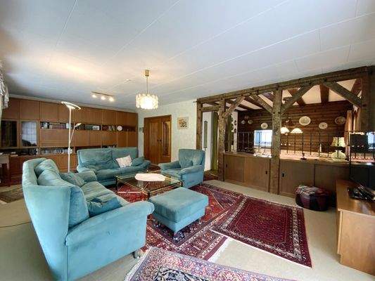 ...mit anliegendem Essbereich