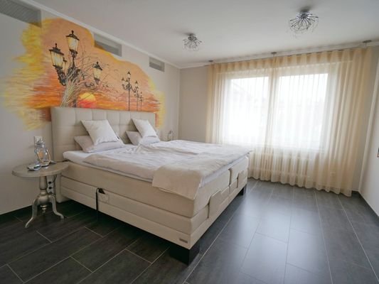 Geräumiges Schlafzimmer