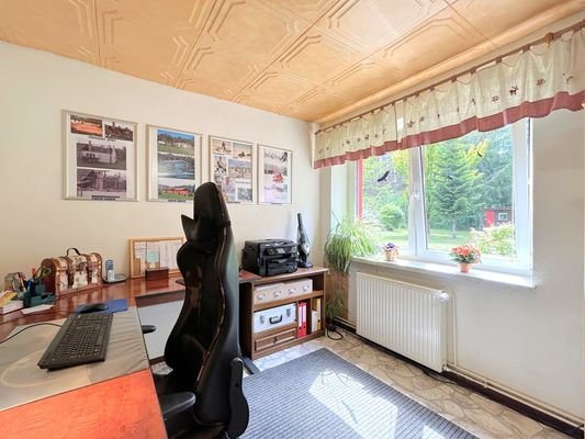 großzügiges Arbeitszimmer