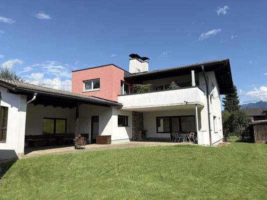 Hausansicht mit Garten