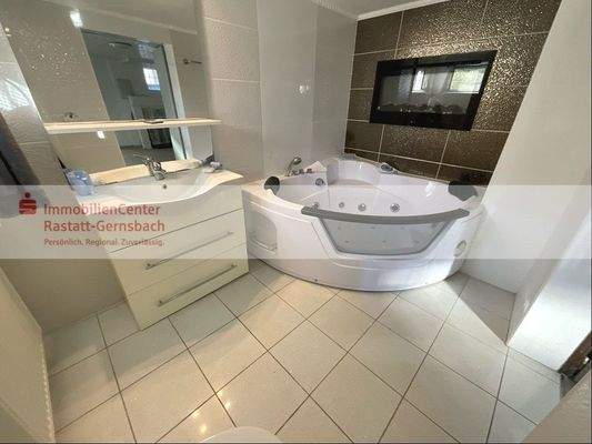 Bad mit Eckbadewanne im UG