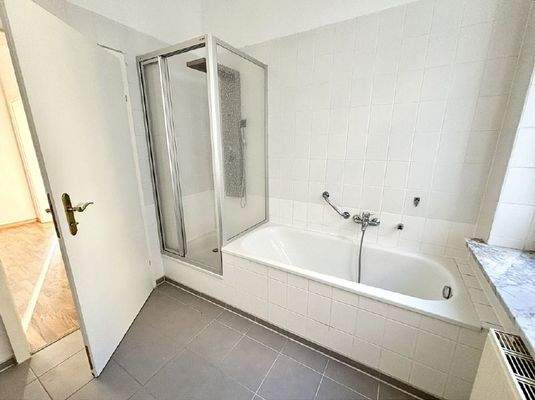 Tageslichtbad mit Wanne und Dusche