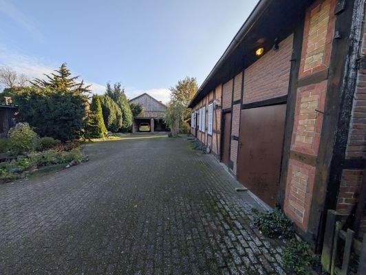 Hoffläche und Garagen