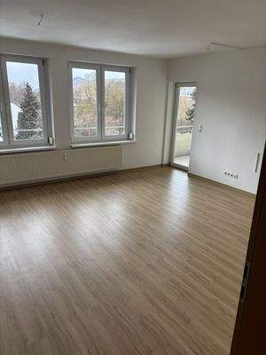 Wohn-, Esszimmer mit Zugang zum Balkon