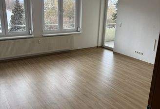 Wohn-, Esszimmer mit Zugang zum Balkon