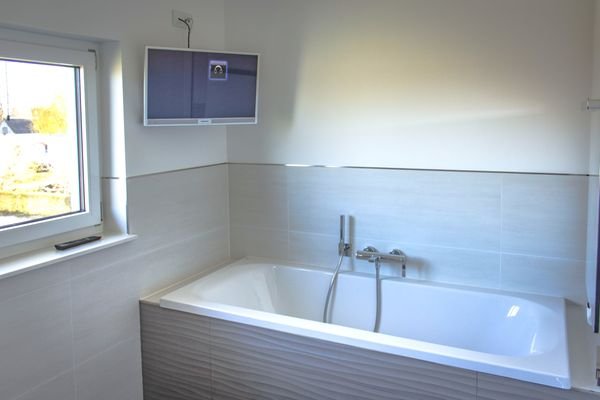 Tageslichtbad mit Dusche und Badewanne