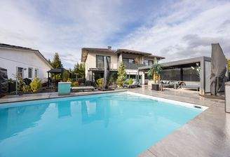 Außenansicht mit Pool