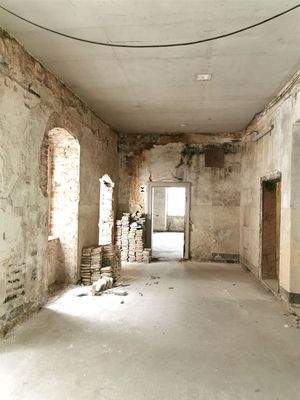 Flurbereiche mit neuen Betondecken und Betonfussbö