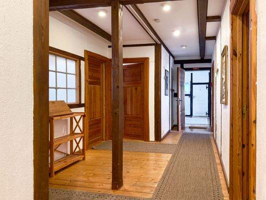 Flur mit Zugängen zu den Gästezimmern - 1. Dachgeschoss