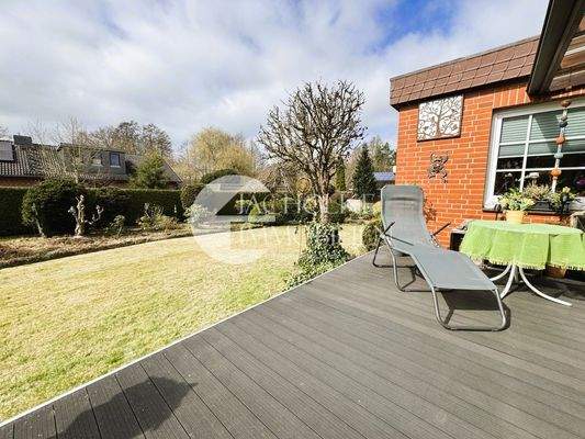 Blick von der Terrasse in den Garten