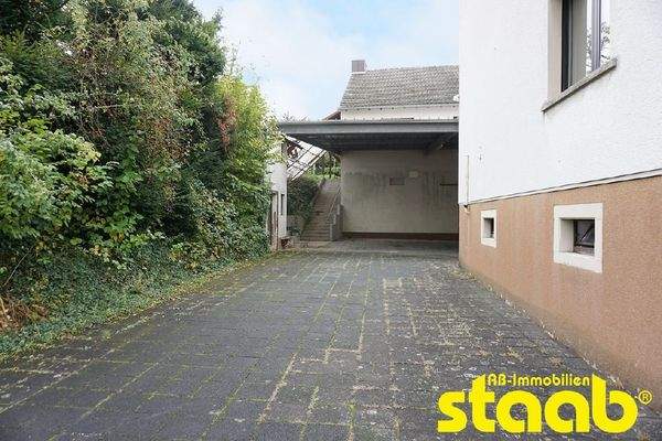 große Hoffläche (links gehts hoch zum Garten)