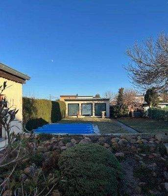 Blick zum Pool und Gartenhaus