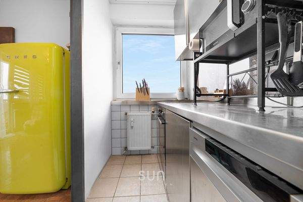 VOLL EINGERICHTE KÜCHE