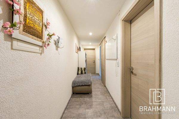 Flur zu den weiteren Räumen - EG