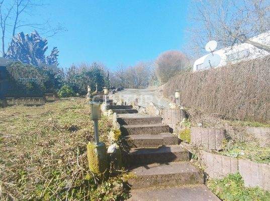 Der Treppenaufgang zur Straße