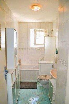 Gepflegtes Tageslichtbad mit Waschmasch.-Anschluß