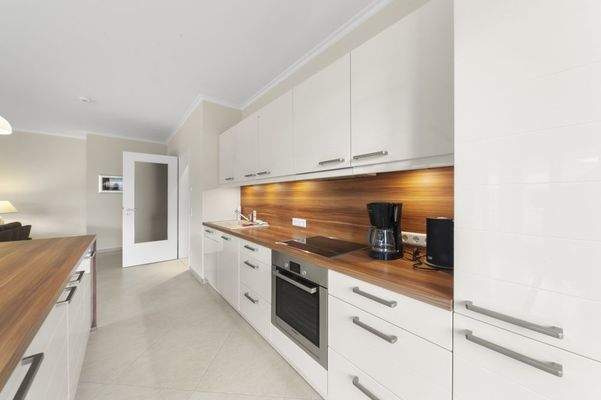 Neuwertige Einbauküche mit hochwertigen Elektrogeräten von Markenherstellern 