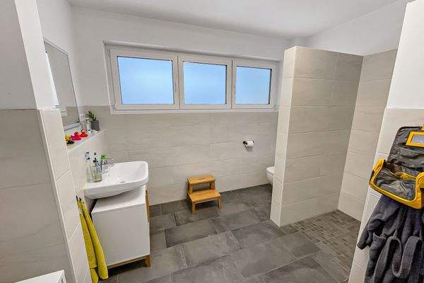 Badezimmer zu Zimmer 2