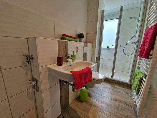 neues Bad mit Fenster und Dusche