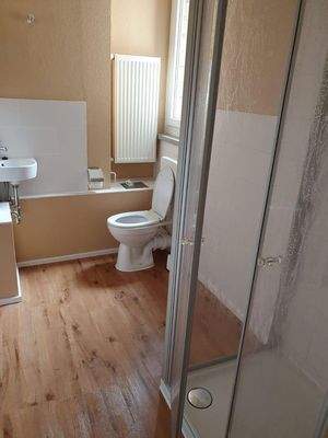 Badezimmer mit Dusche