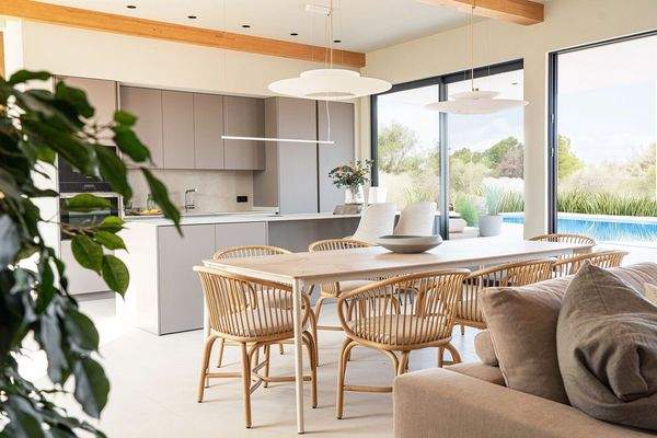 Essbereich mit Blick zum Pool