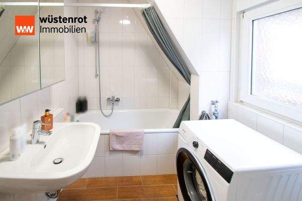 Whg., Badezimmer im DG