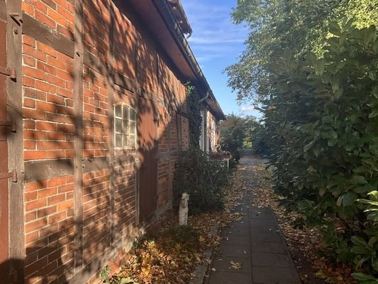 seitlich am Haus mit Blick in den Garten