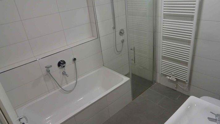 Bad mit Wanne u Glasdusche