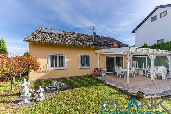 Garten mit Blick auf das Haus