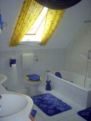 Bad im Dachgeschoss mit Wanne und Dusche