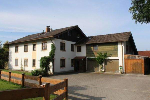 Ansicht Ost / Zufahrt, Garagen