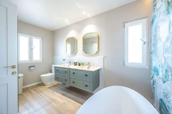 Suite bathroom in master bedroom in villa in Palmanova