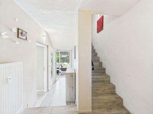 Flur und Treppe zum UG 