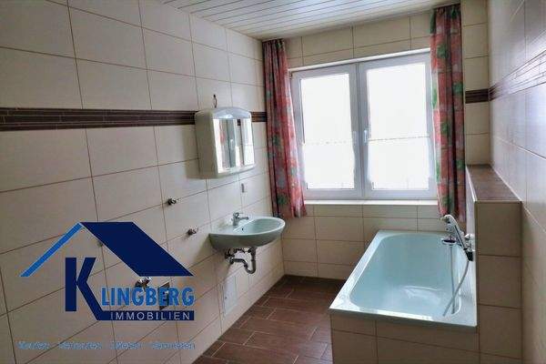 großes Tageslichtbad mit Wanne und Dusche