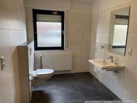 Tageslichtbad mit hängendem WC