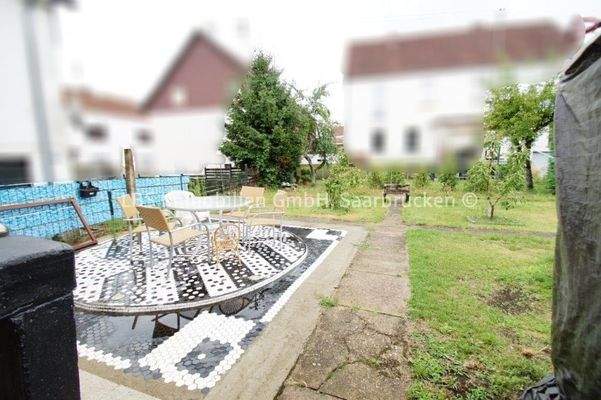 Garten mit Sitzfläche