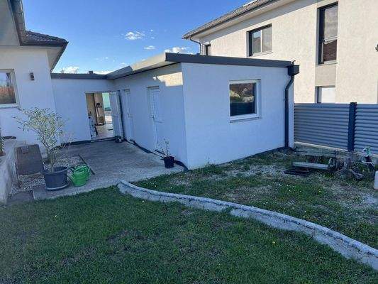 Nebengebäude hinter Garage