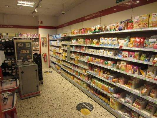 WEITERER BLICK AUF DIE VERKAUFSFLÄCHE