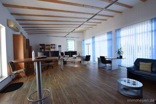 großer Büroraum im Gebäude 2 im 3. Obergeschoss mit Zugang zur Terrasse und Balkon