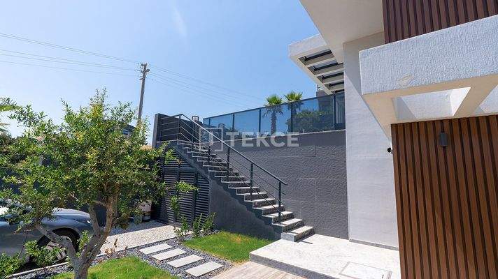 Villa with Pool Close to the Sea in İzmir Çeşme