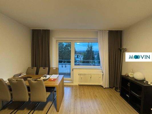 Ansicht III: Großzügiges Wohnzimmer mit Zugang zum Balkon