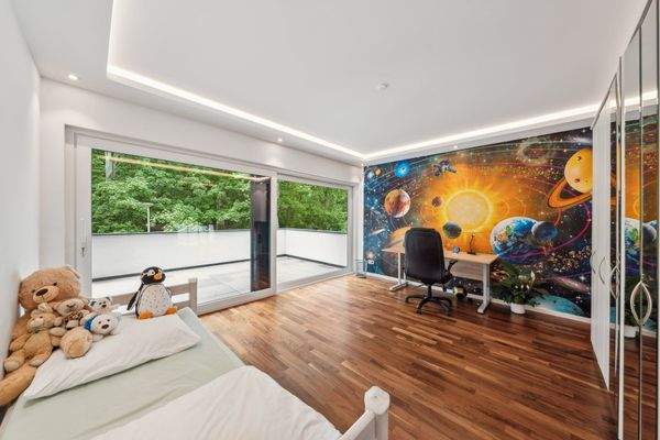 Eines der Kinderzimmer, nach Süden ausgerichtet, und geschützt durch elektrische Aluminiumjalousien sowie Moskitoschutz