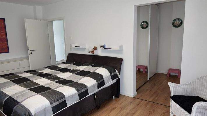 Elternschlafzimmer m. Eingang Bekleidungsraum