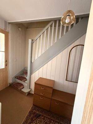 Holztreppe ins Obergeschoss