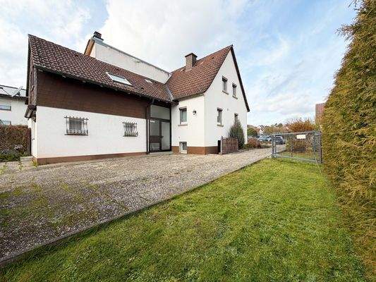 Weitläufiger Vorplatz für eine offene und geordnete Atmosphäre