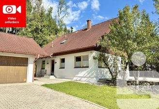 Einfahrt und Eingangsbereich