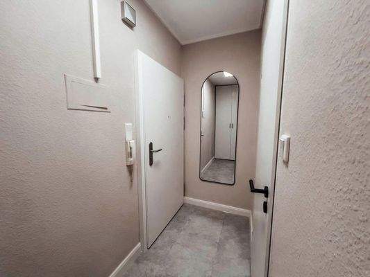 Blick zur Haustür + Badezimmer